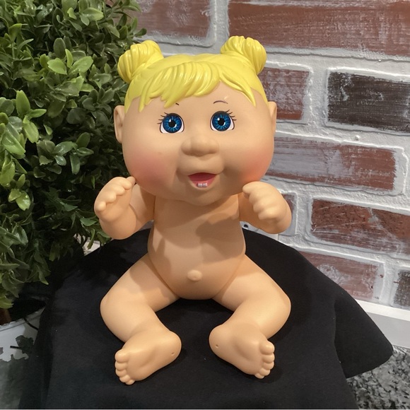 “5/$25” - Cute Baby Doll by Jazwares LLC Signed by Xavier Roberts - Excellent - Picture 10 of 13